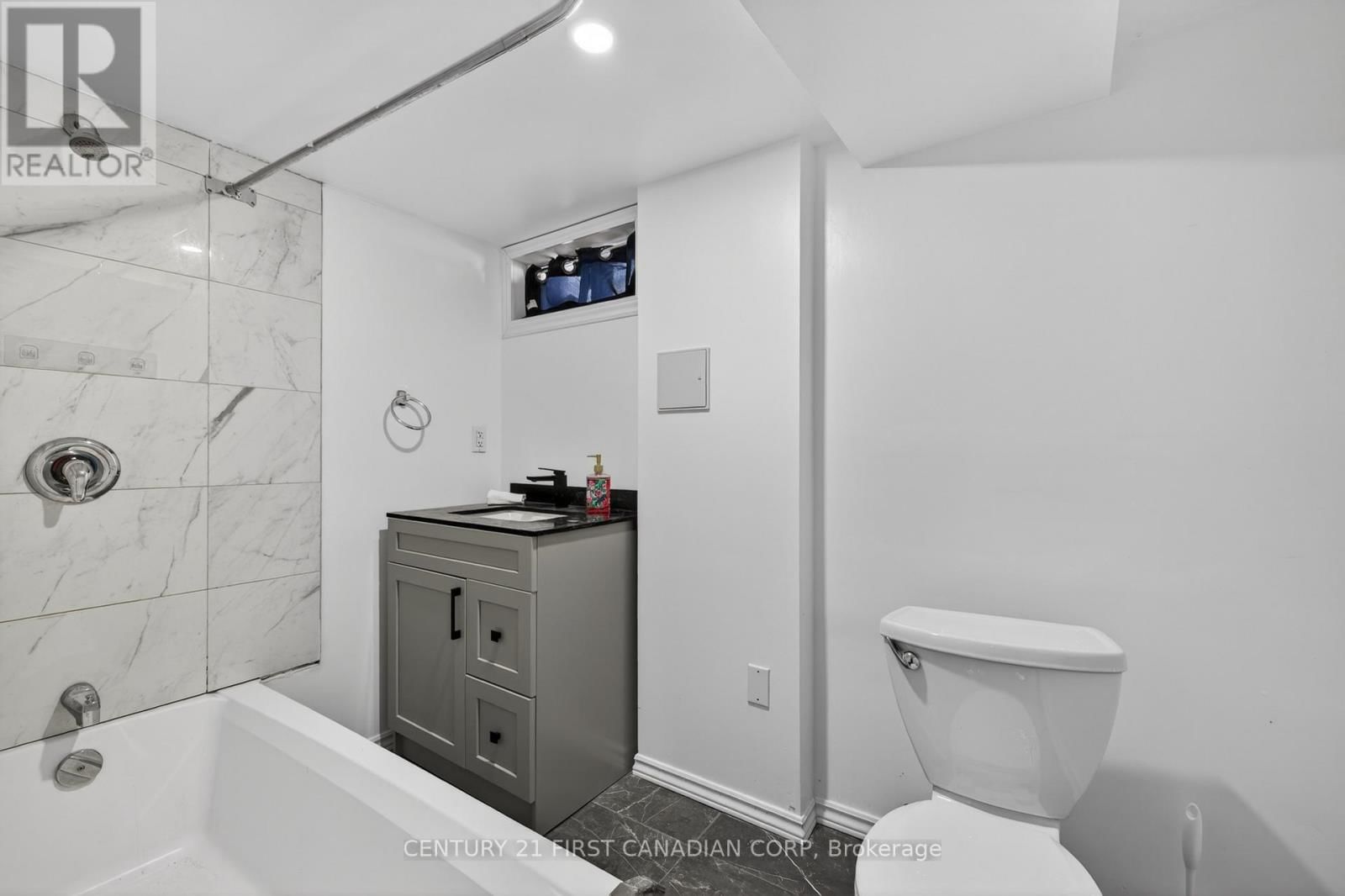 101 JASPER CRESCENT Image 35