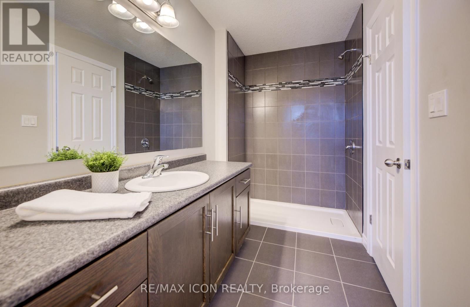 1360 CAEN AVENUE Image 22