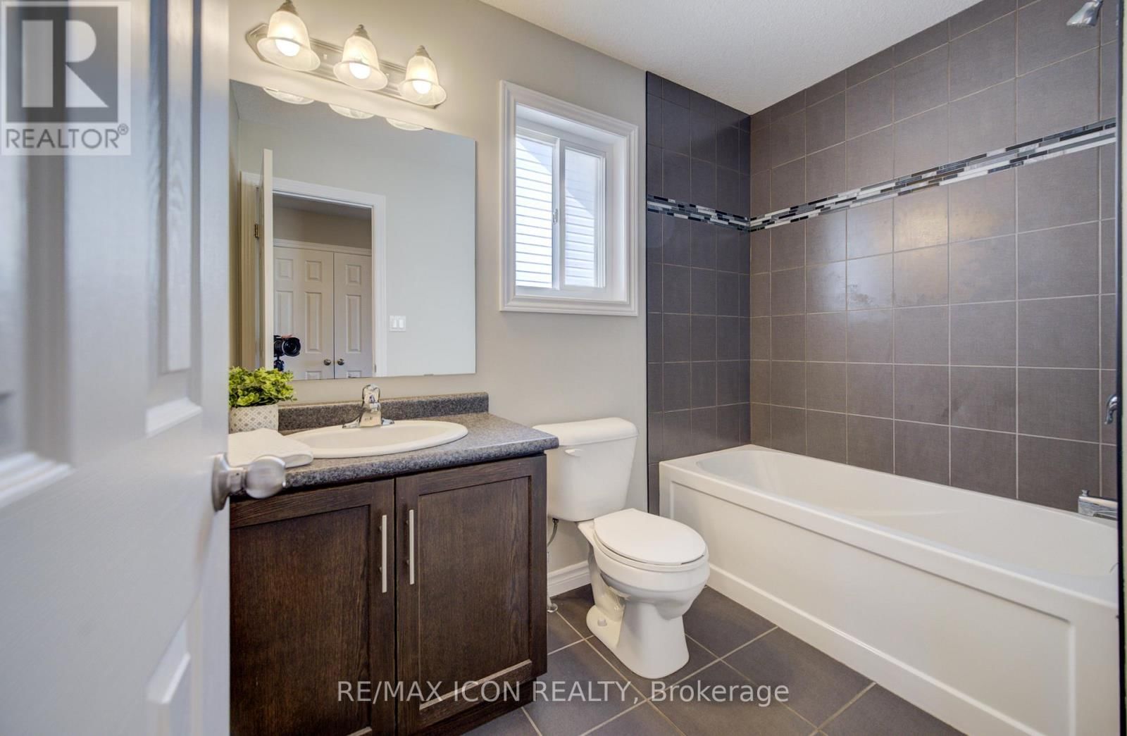 1360 CAEN AVENUE Image 30