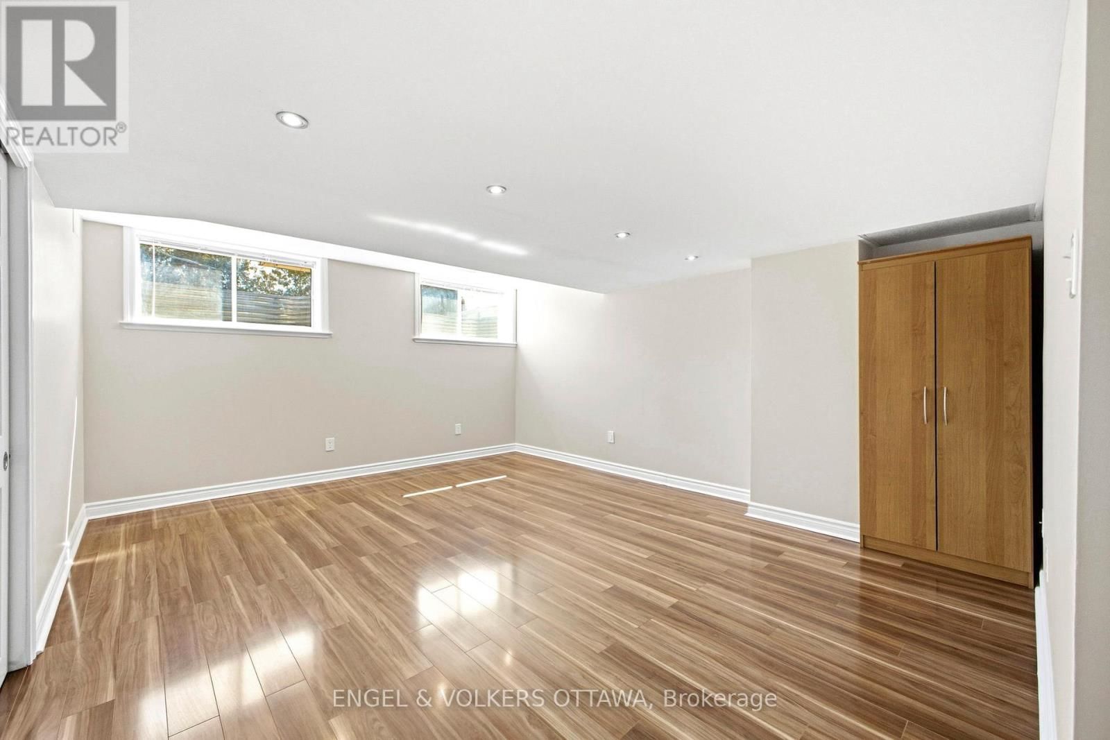 234 BRANTHAVEN STREET Image 16