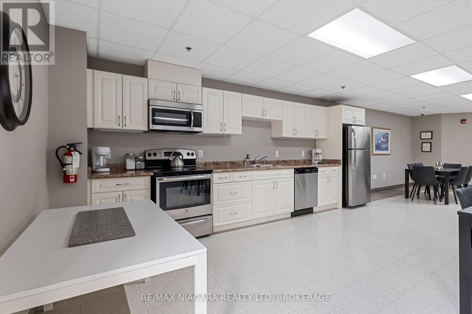 202 - 141 VANSICKLE ROAD Image 25