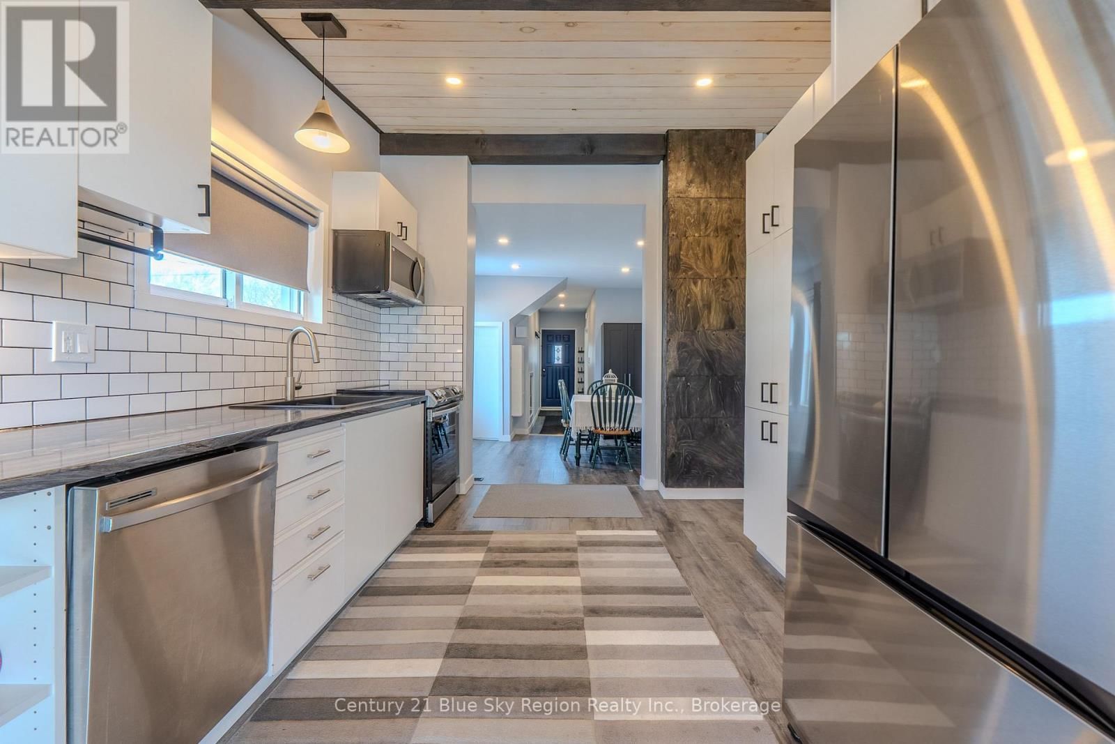 647 DOUGLAS STREET Image 11