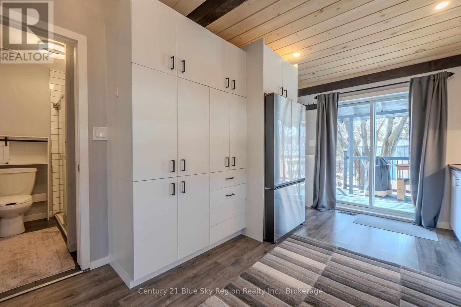 647 DOUGLAS STREET Image 12