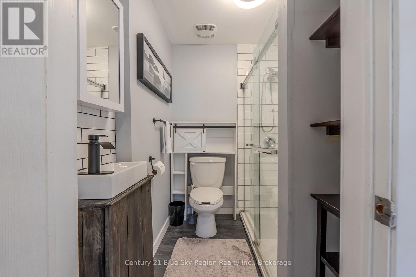 647 DOUGLAS STREET Image 13