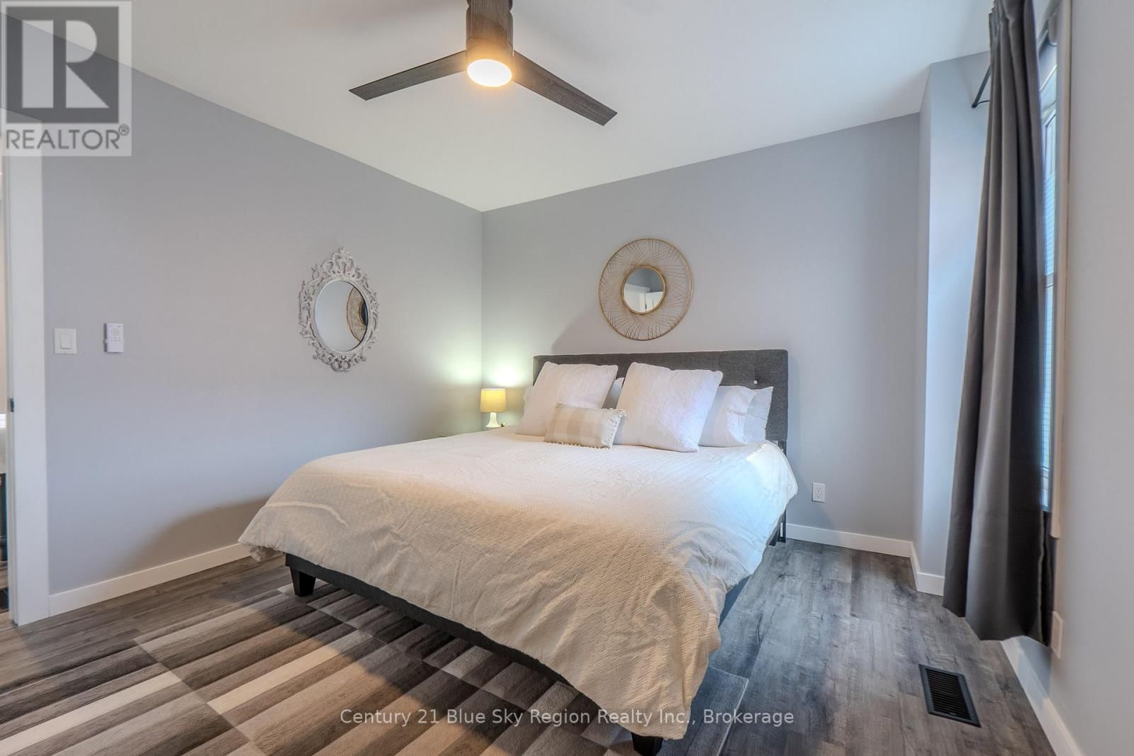 647 DOUGLAS STREET Image 15