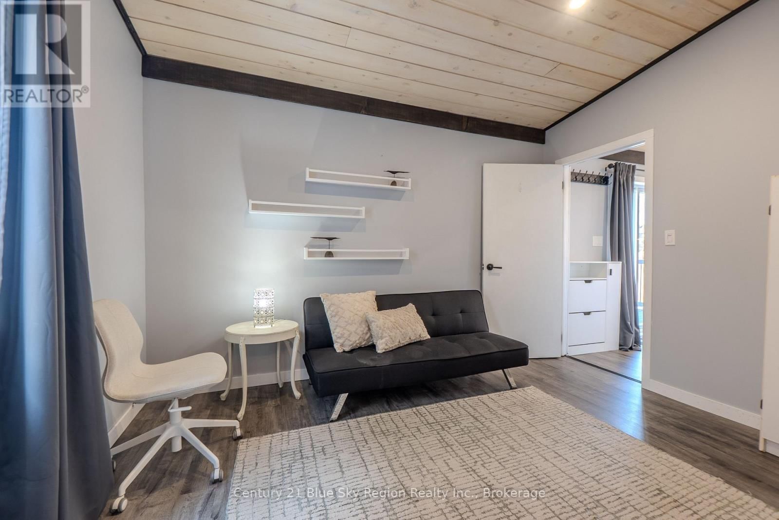 647 DOUGLAS STREET Image 18