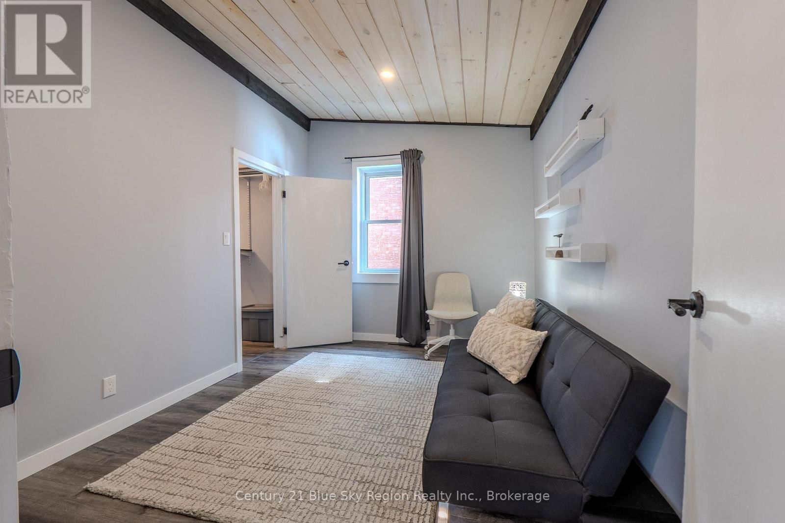 647 DOUGLAS STREET Image 19