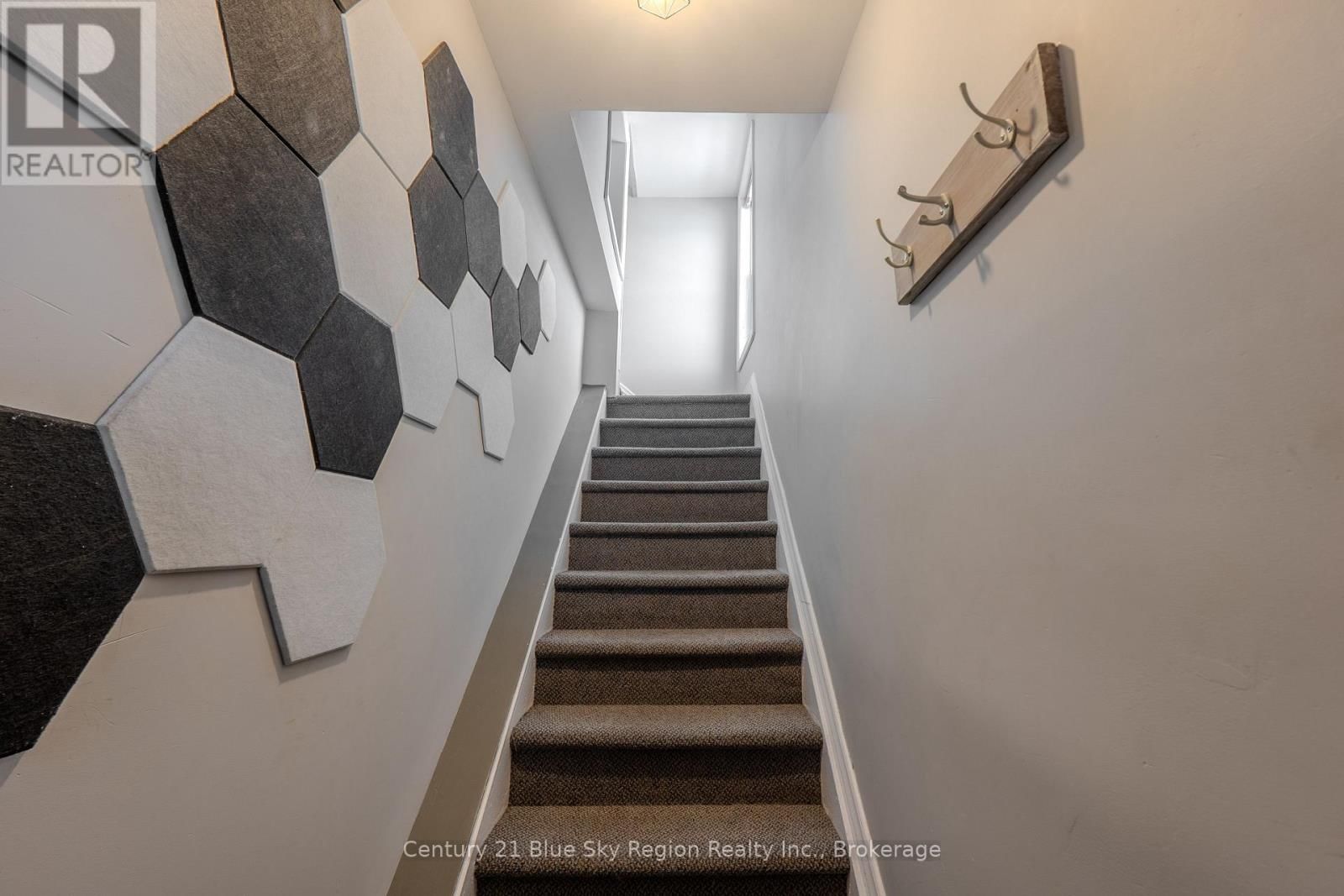 647 DOUGLAS STREET Image 20