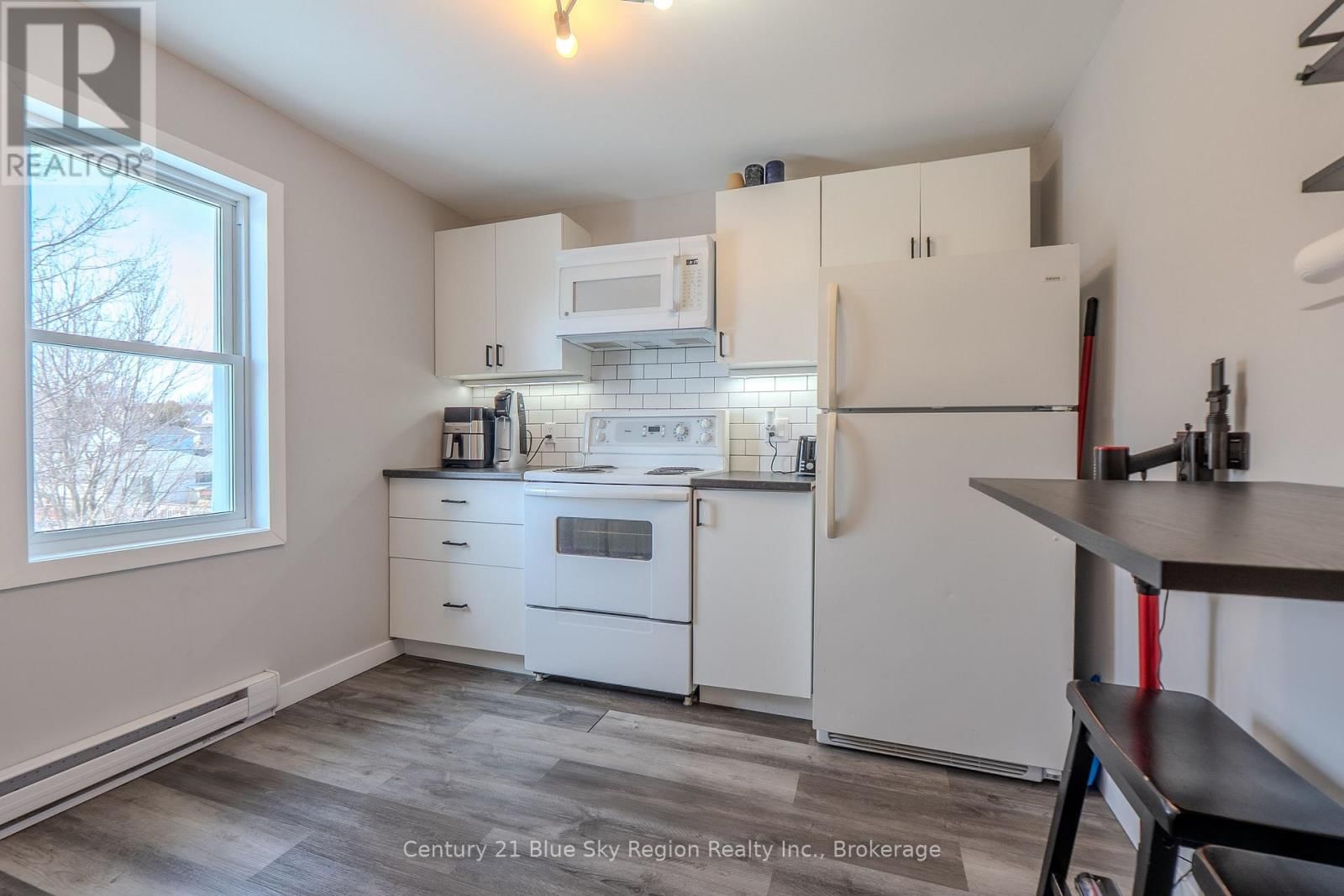 647 DOUGLAS STREET Image 22