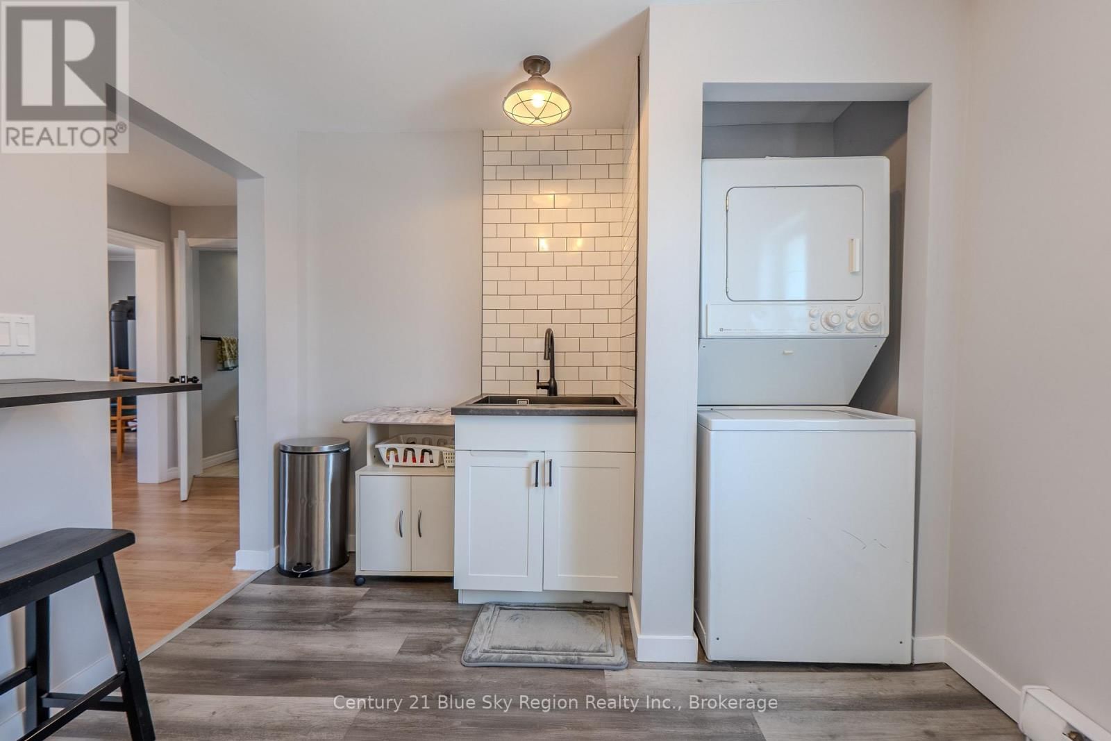 647 DOUGLAS STREET Image 23