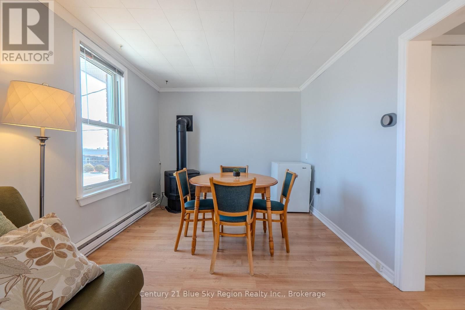 647 DOUGLAS STREET Image 27