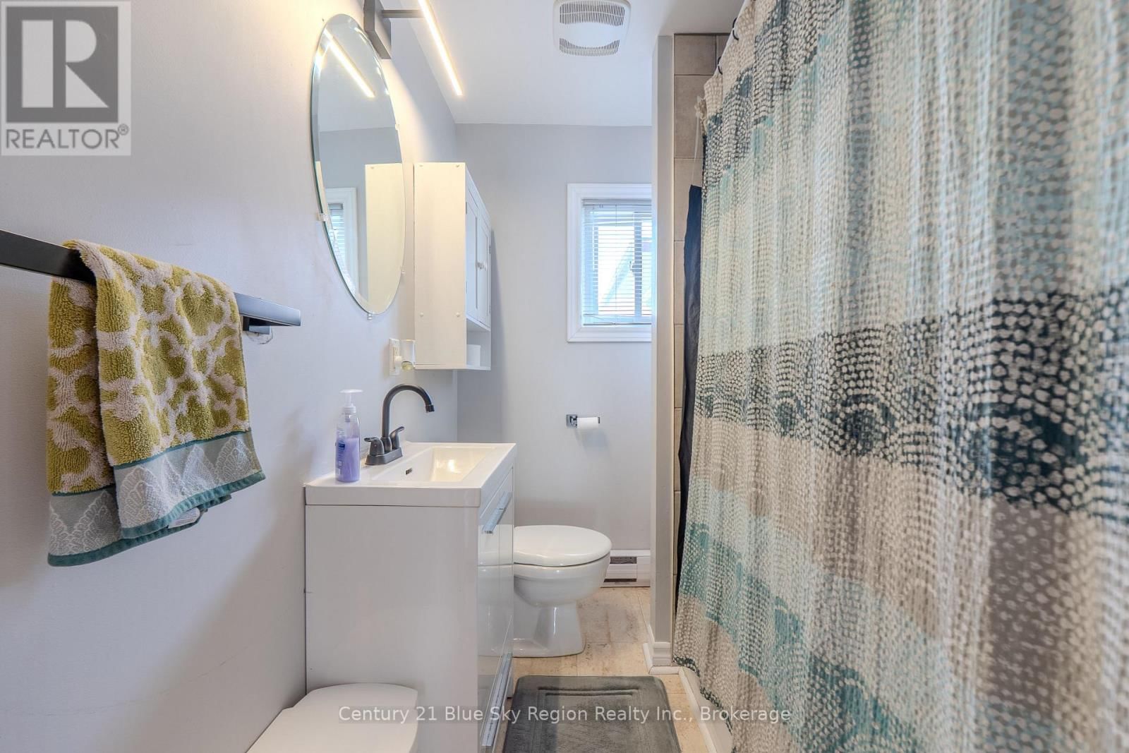 647 DOUGLAS STREET Image 30