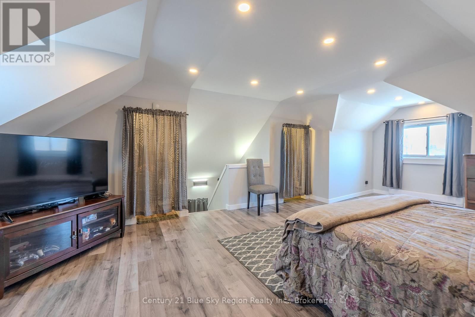 647 DOUGLAS STREET Image 31