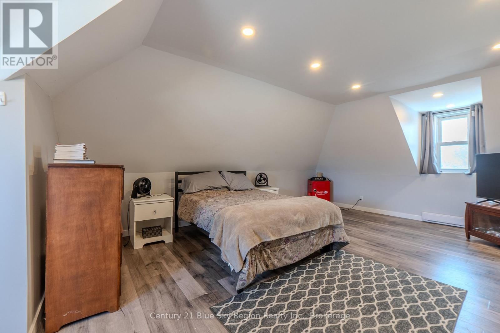 647 DOUGLAS STREET Image 33