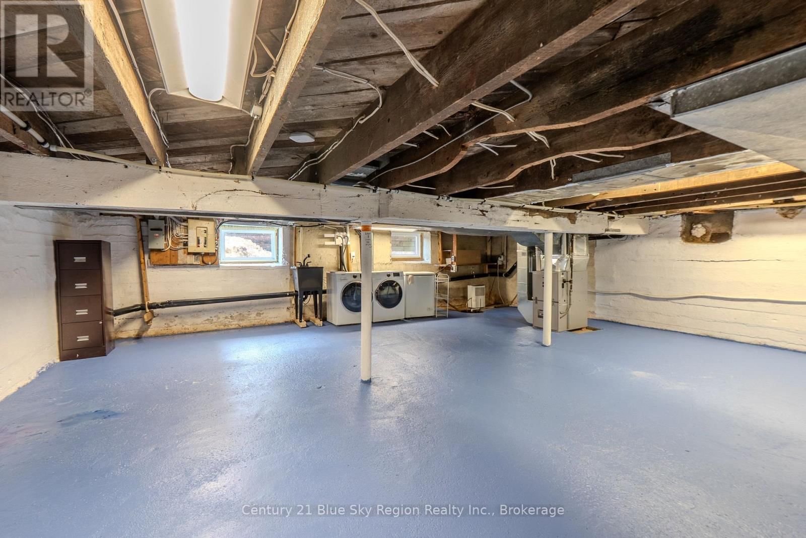 647 DOUGLAS STREET Image 35