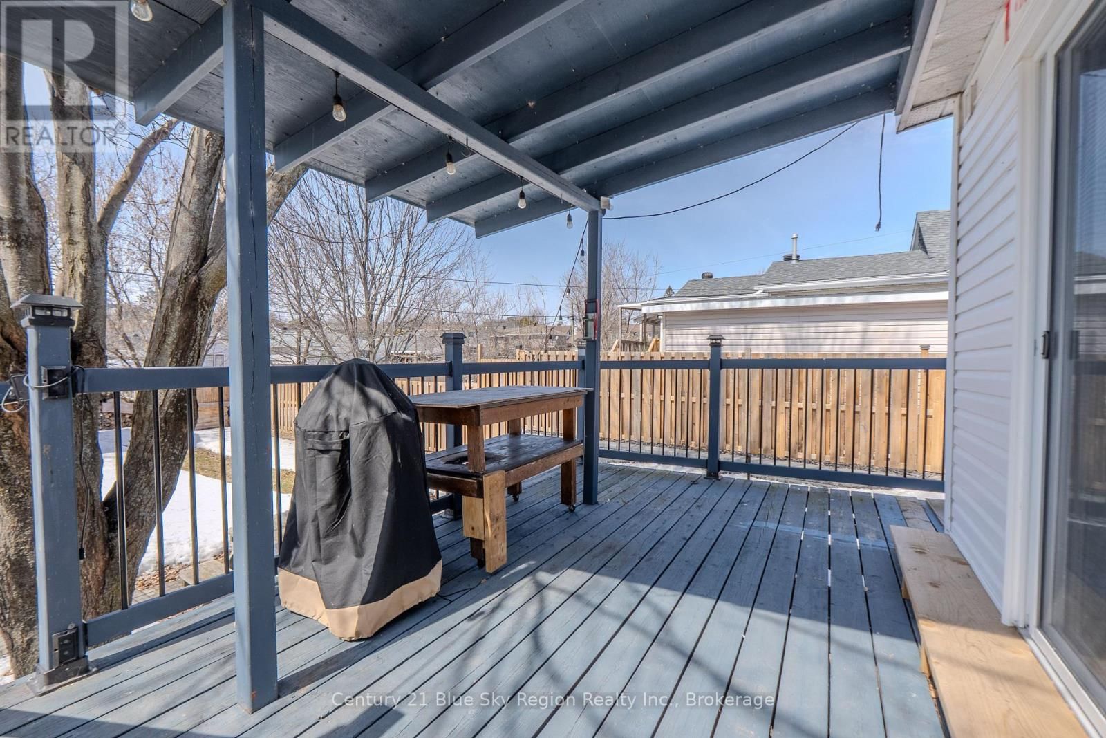 647 DOUGLAS STREET Image 39