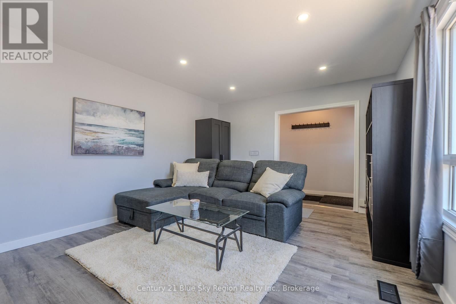 647 DOUGLAS STREET Image 4