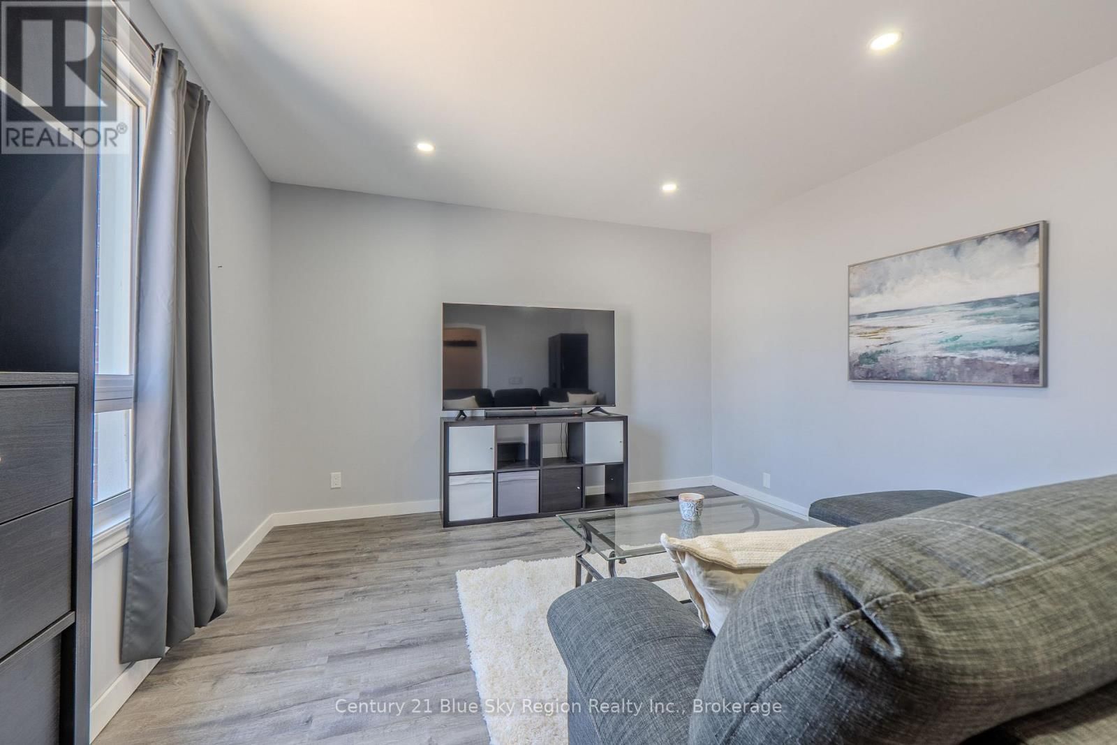 647 DOUGLAS STREET Image 5