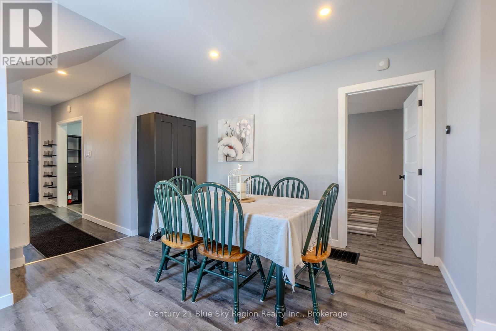 647 DOUGLAS STREET Image 7