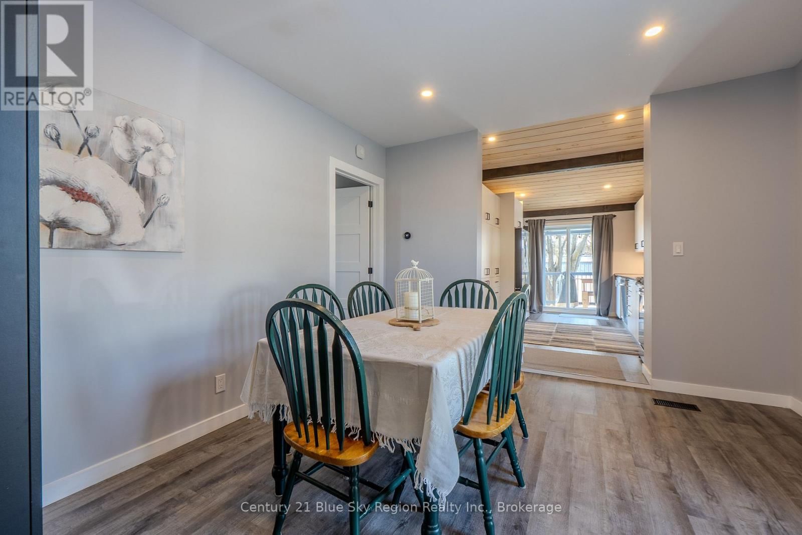 647 DOUGLAS STREET Image 8