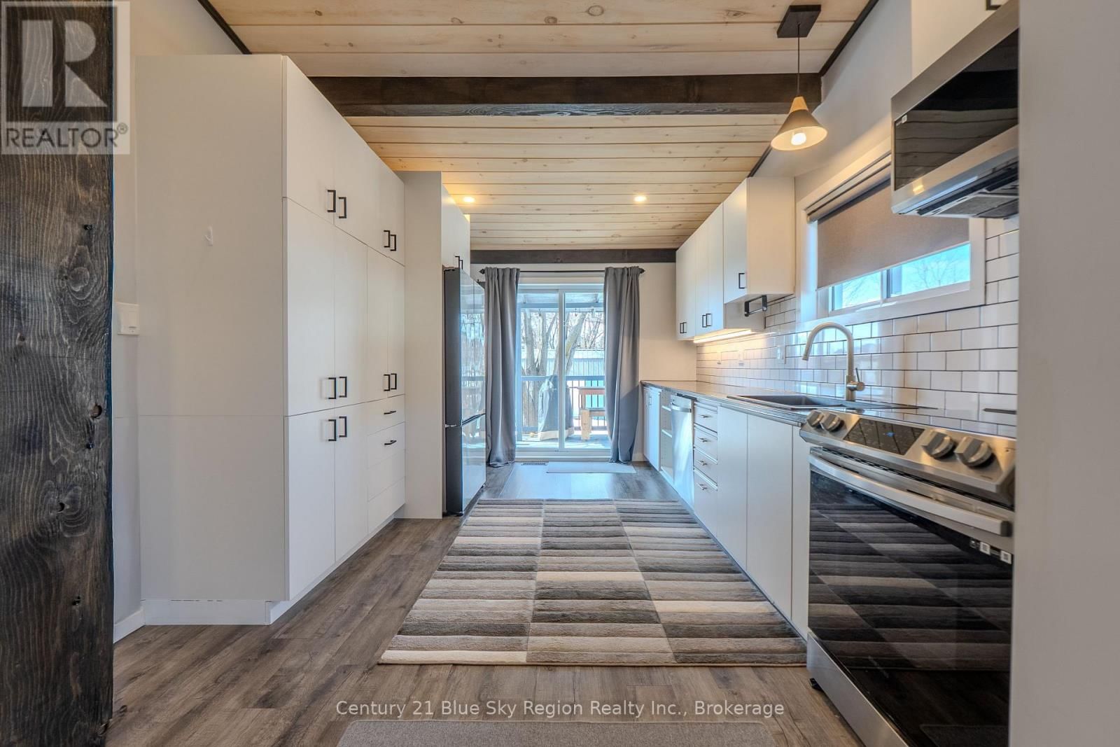 647 DOUGLAS STREET Image 9