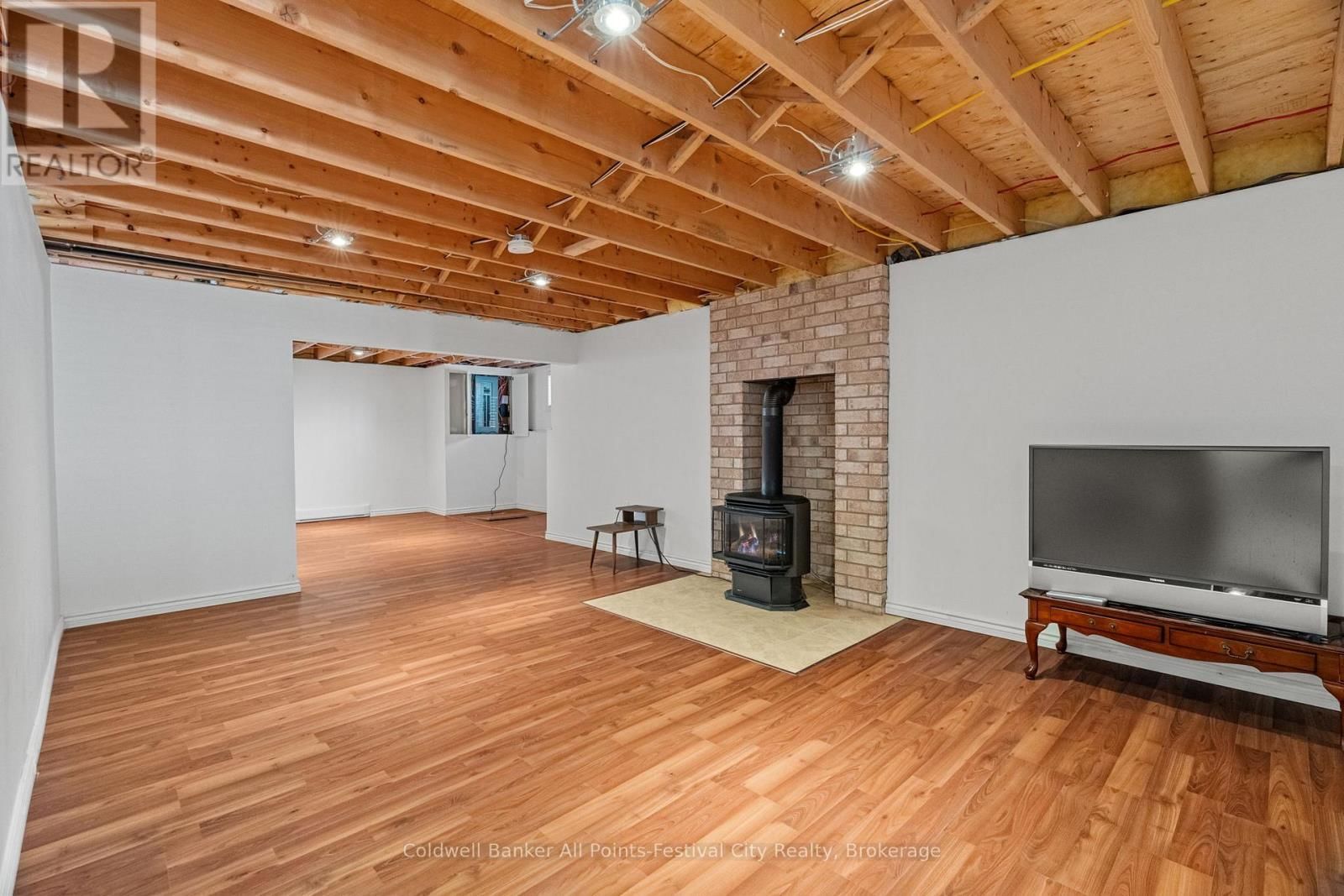 207 BIRCH CRESCENT Image 30