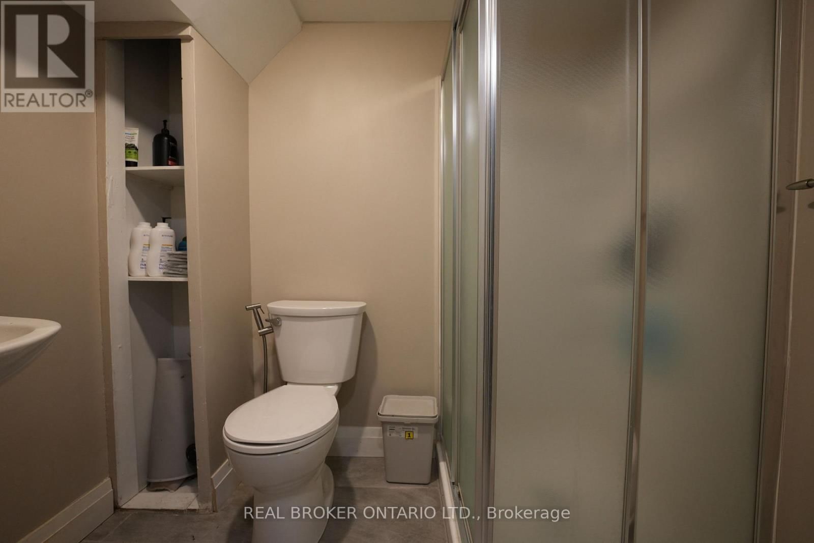 8 RALGREEN CRESCENT Image 20