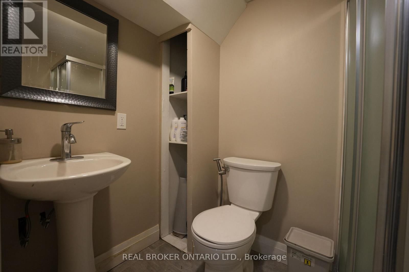 8 RALGREEN CRESCENT Image 21