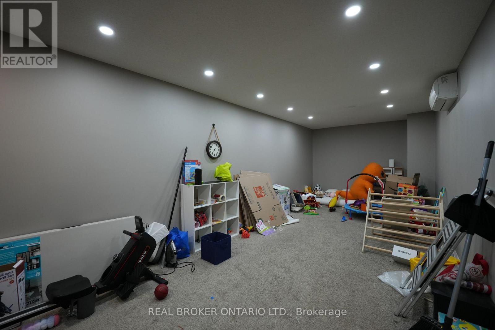 8 RALGREEN CRESCENT Image 22