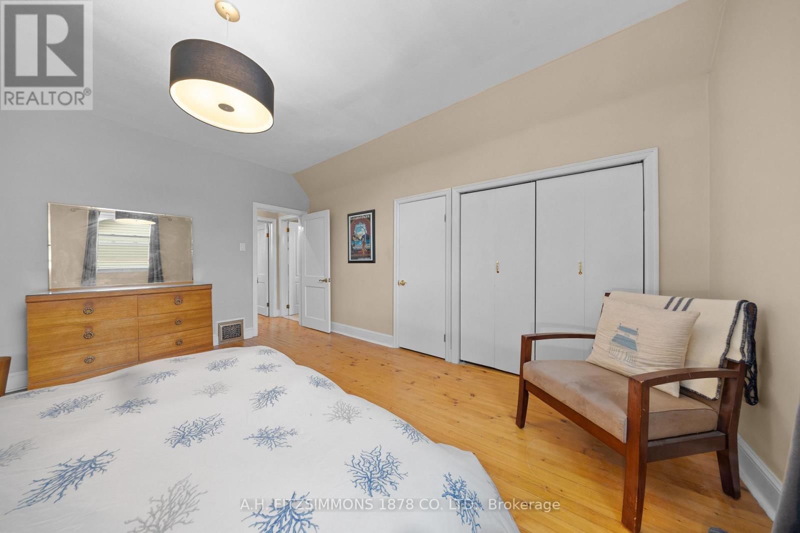 564 TWEEDSMUIR AVENUE Image 21