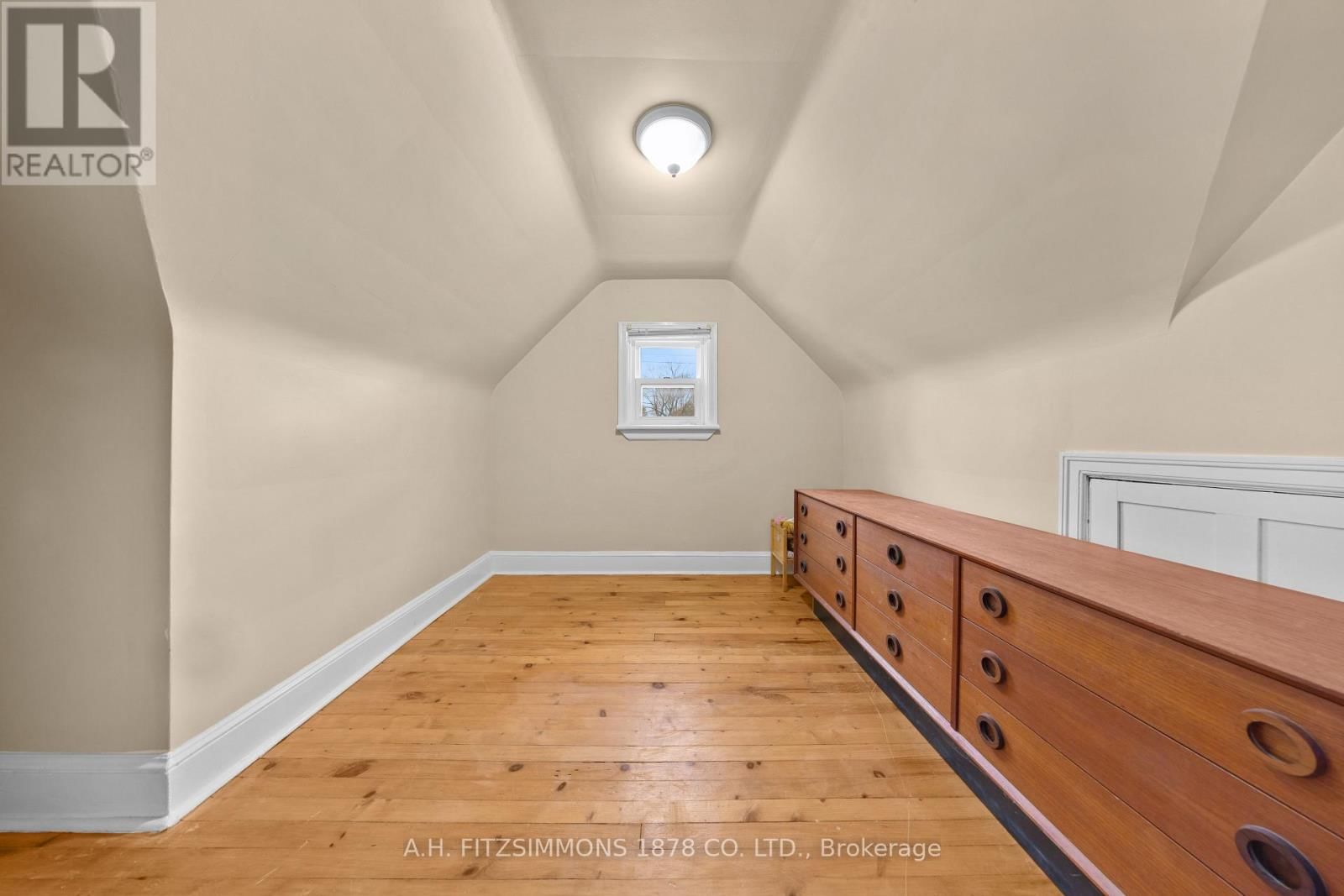 564 TWEEDSMUIR AVENUE Image 22