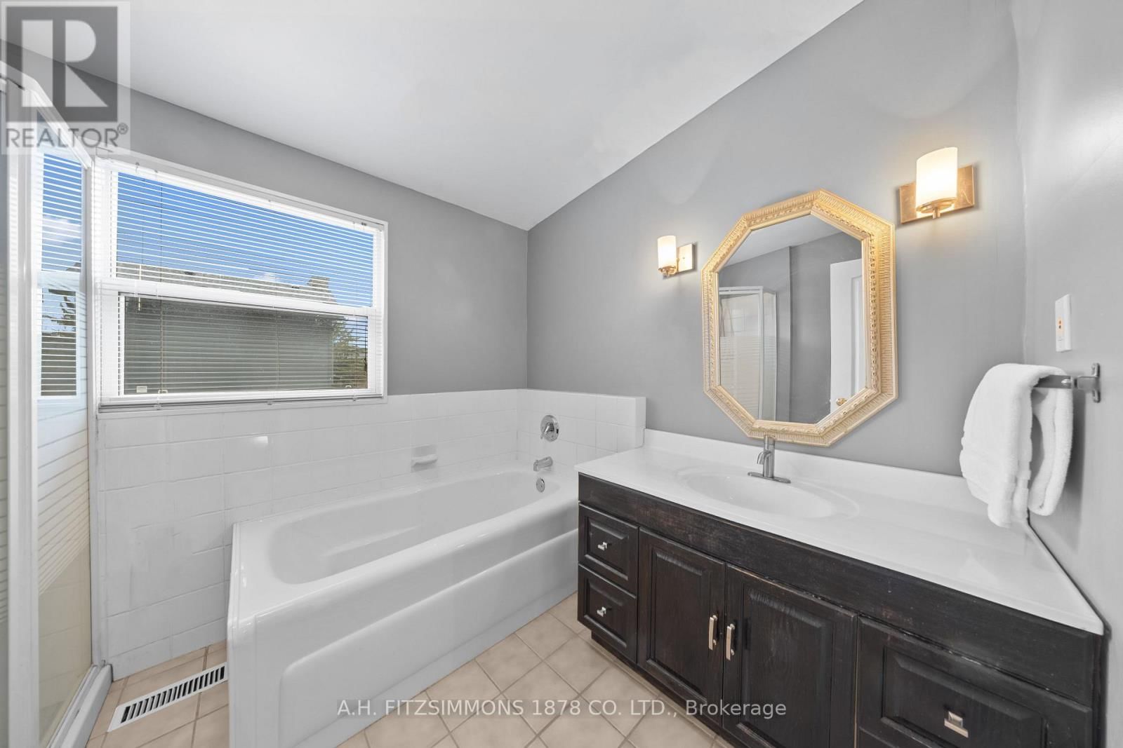 564 TWEEDSMUIR AVENUE Image 23