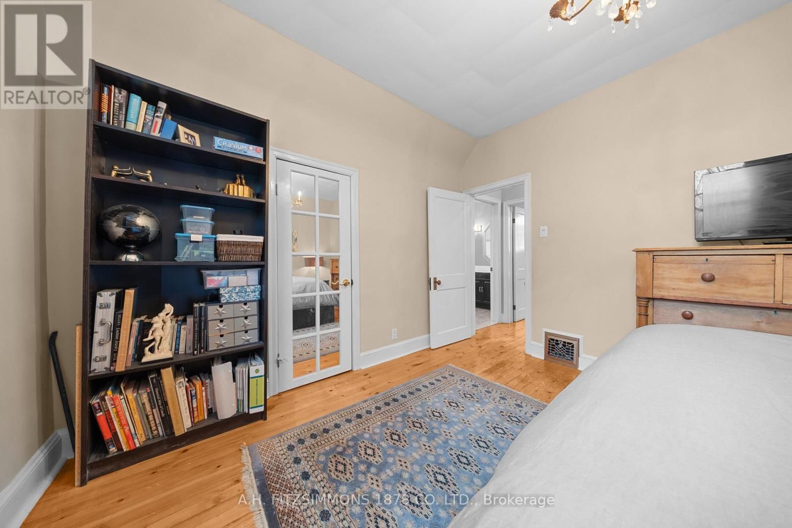 564 TWEEDSMUIR AVENUE Image 26