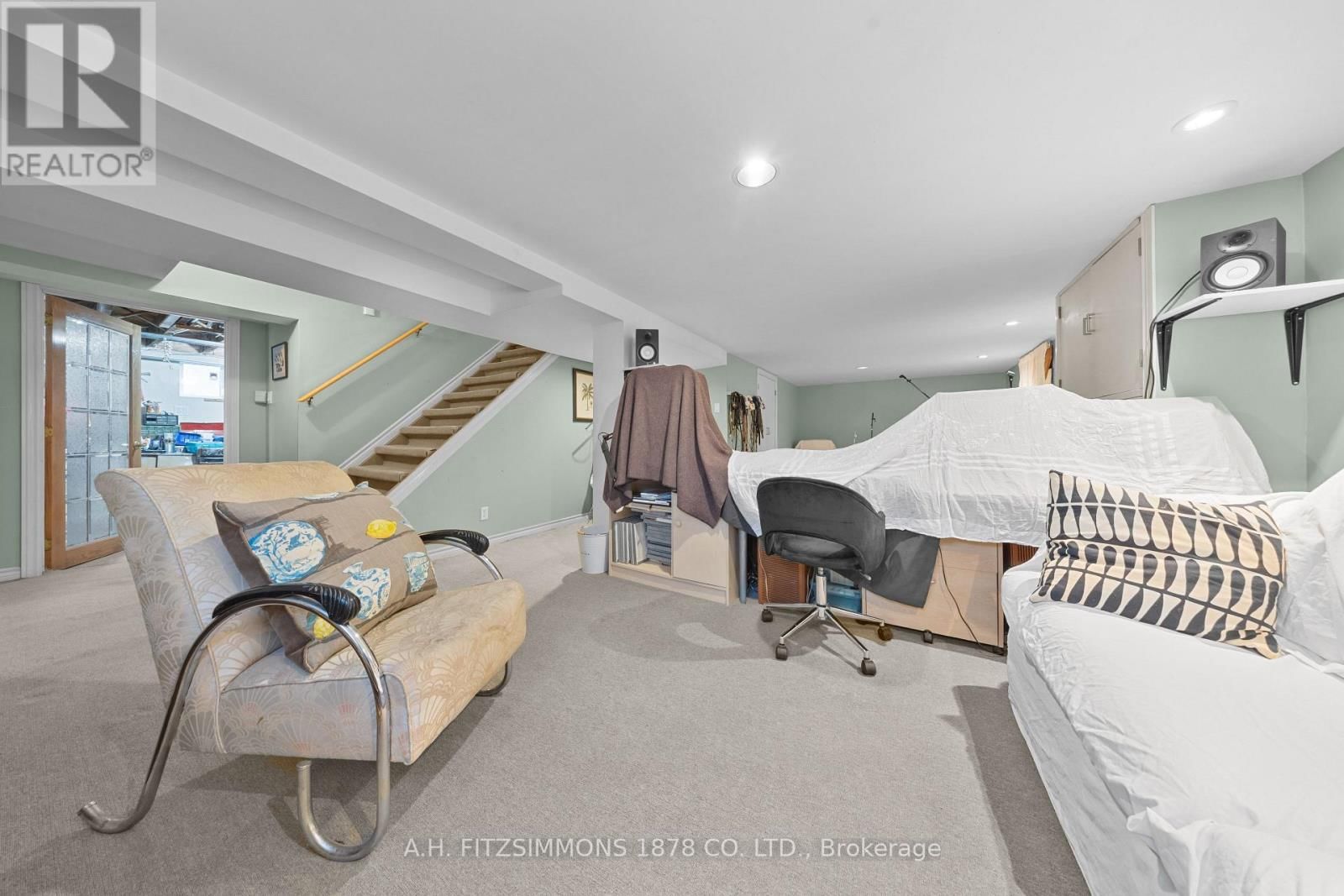 564 TWEEDSMUIR AVENUE Image 30