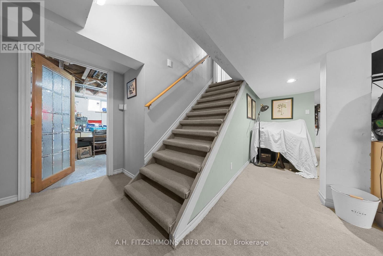 564 TWEEDSMUIR AVENUE Image 31