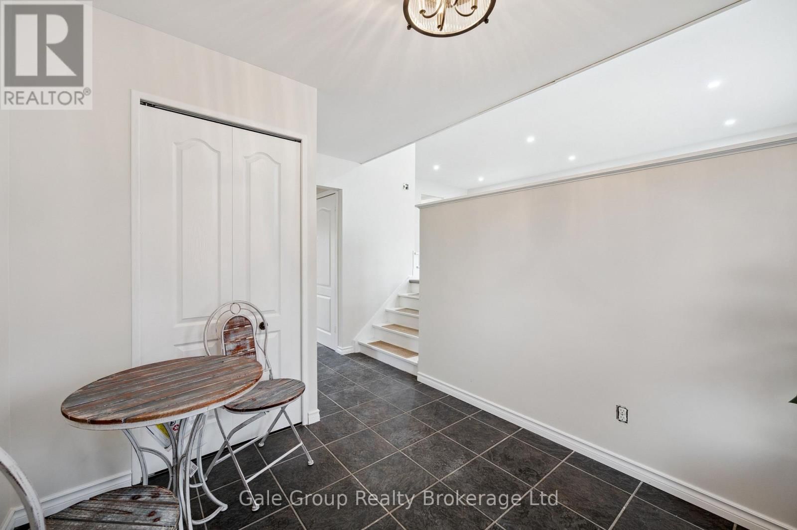 165 BROOKSIDE CRESCENT Image 4