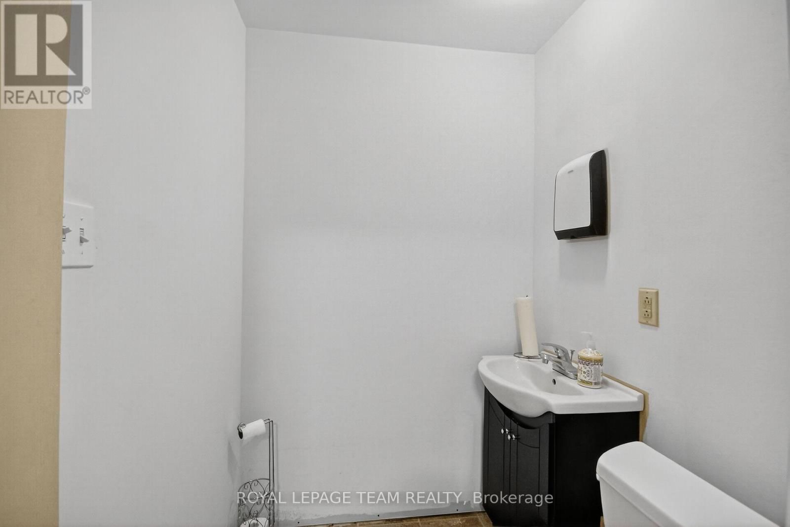 629 ST LAWRENCE STREET Image 24