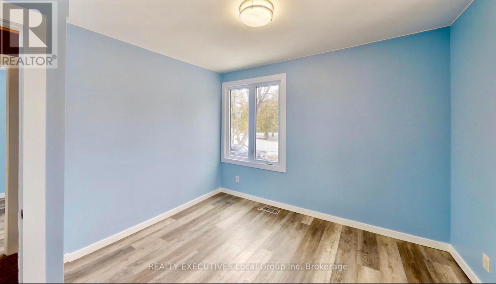 10 MOWAT CRESCENT WEST Image 18