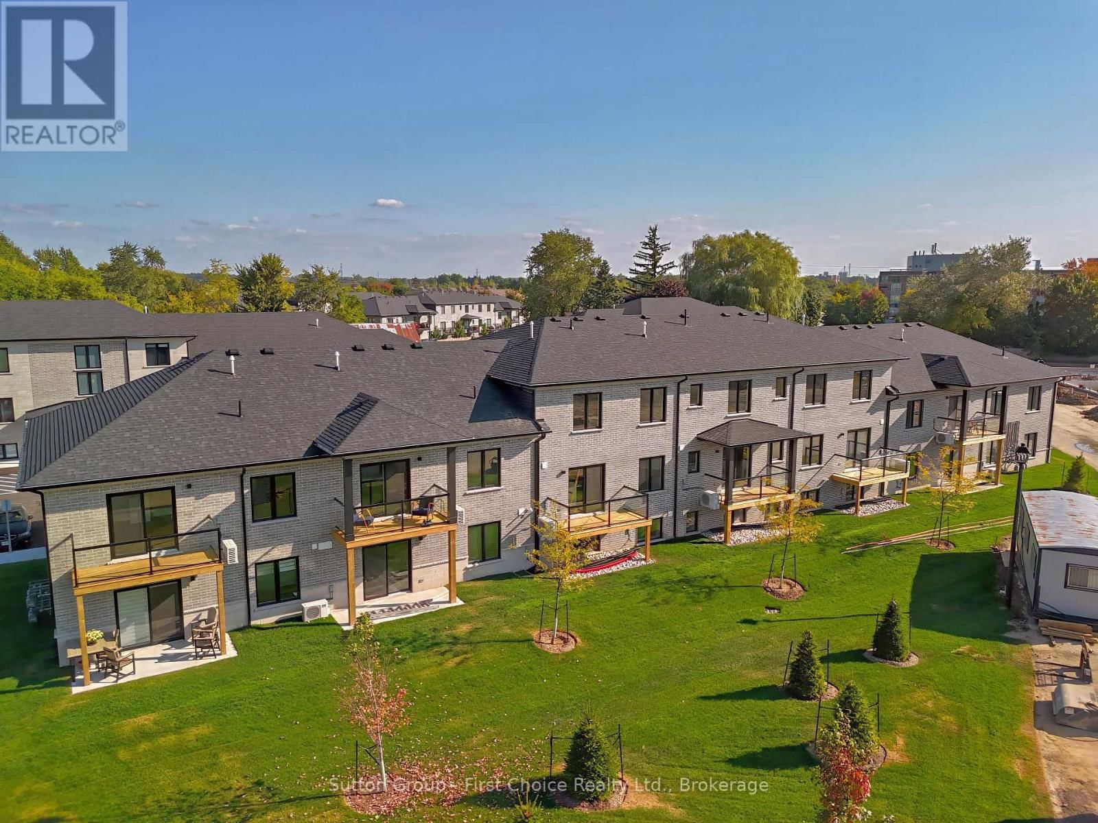 Unit 13 - 3202 VIVIAN LINE Image 3