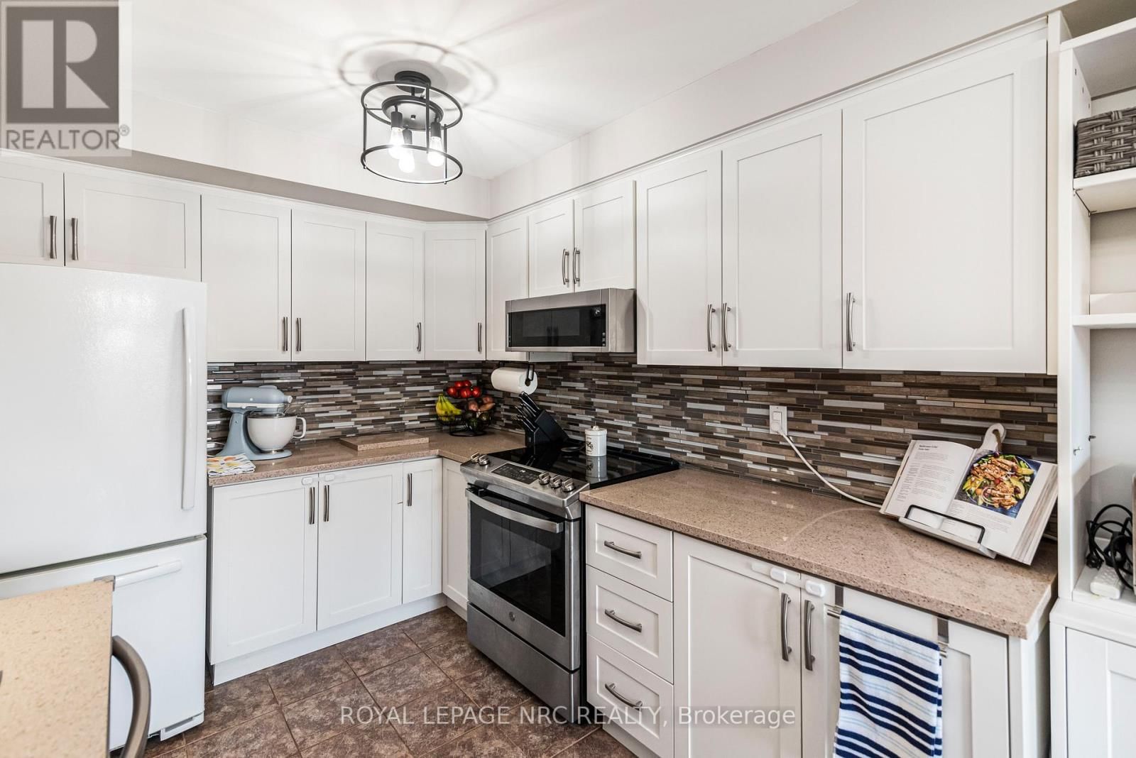 12 - 311 8 HIGHWAY Image 15