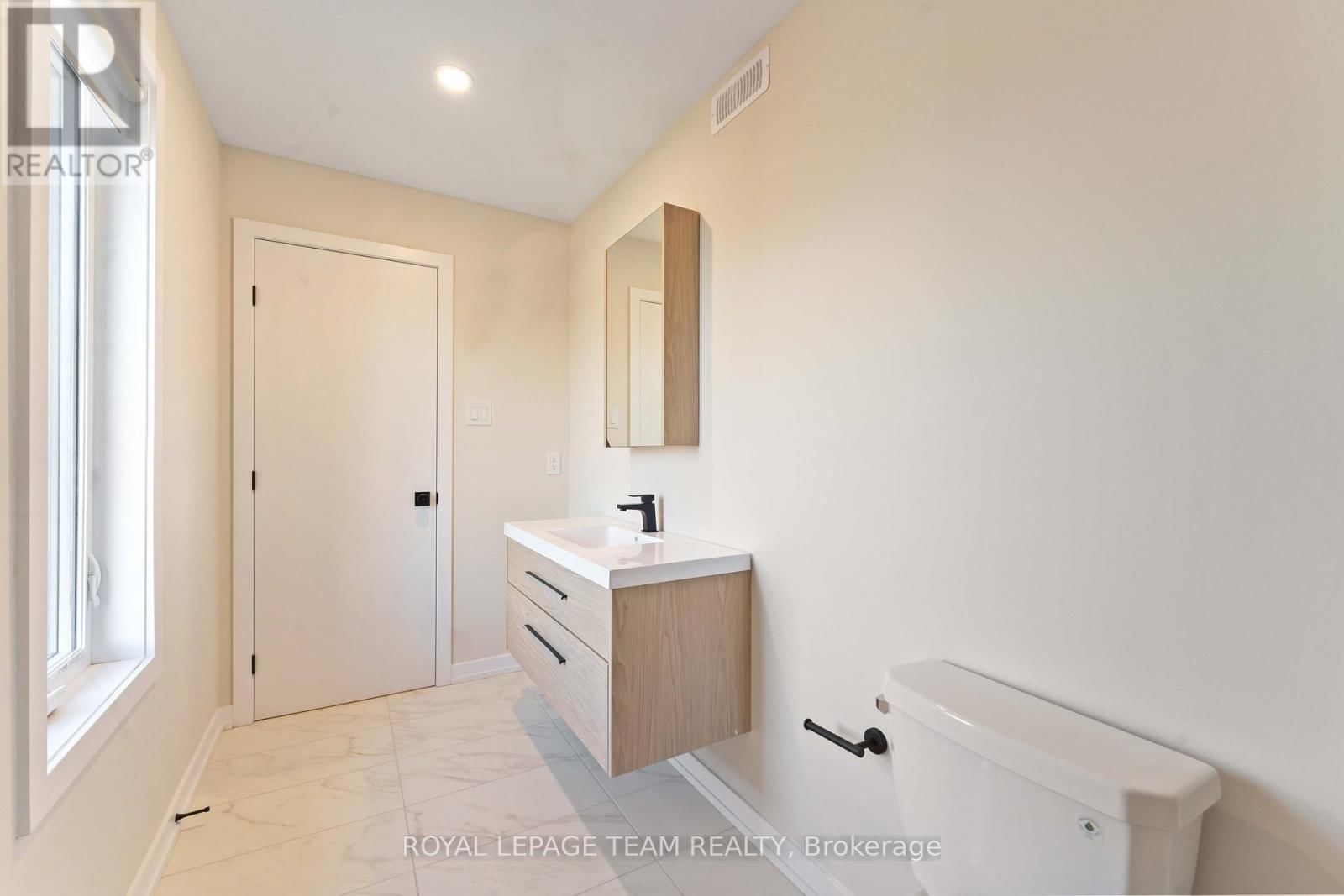 90 ELM STREET Image 19