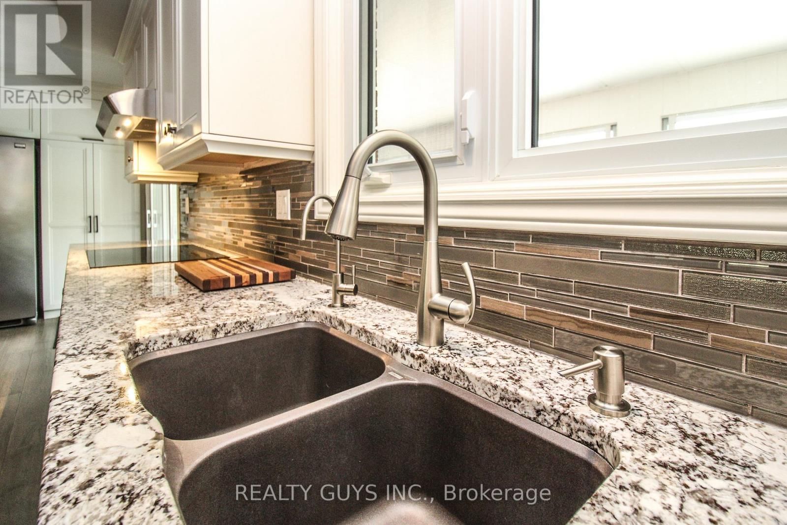 2515 FARMCREST AVENUE Image 20