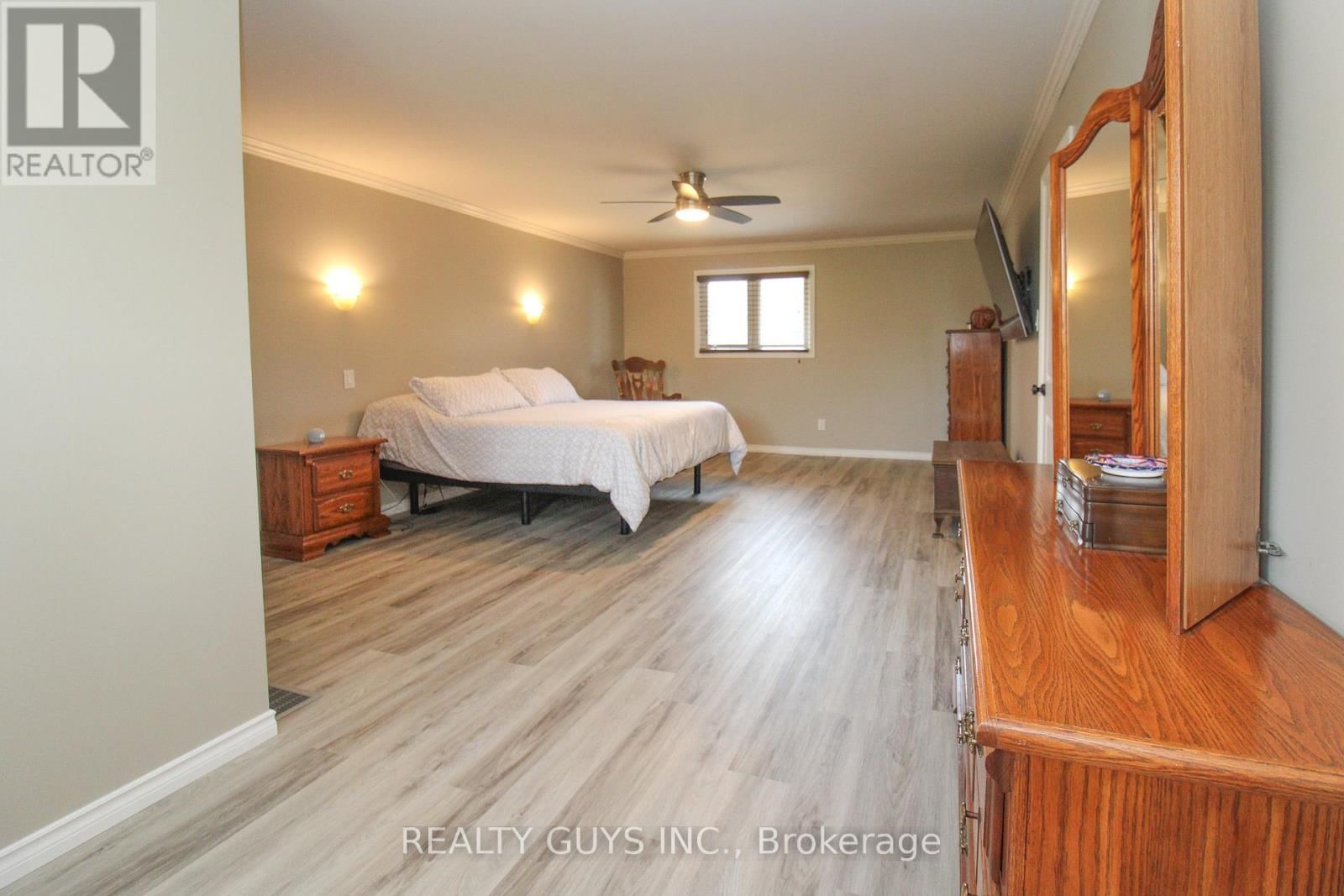 2515 FARMCREST AVENUE Image 38