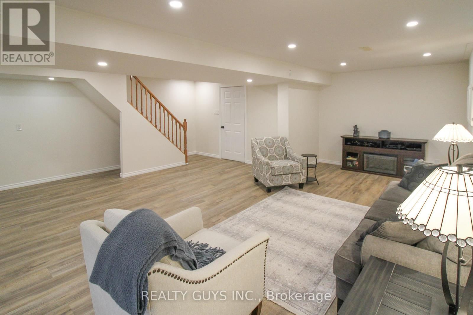 2515 FARMCREST AVENUE Image 45