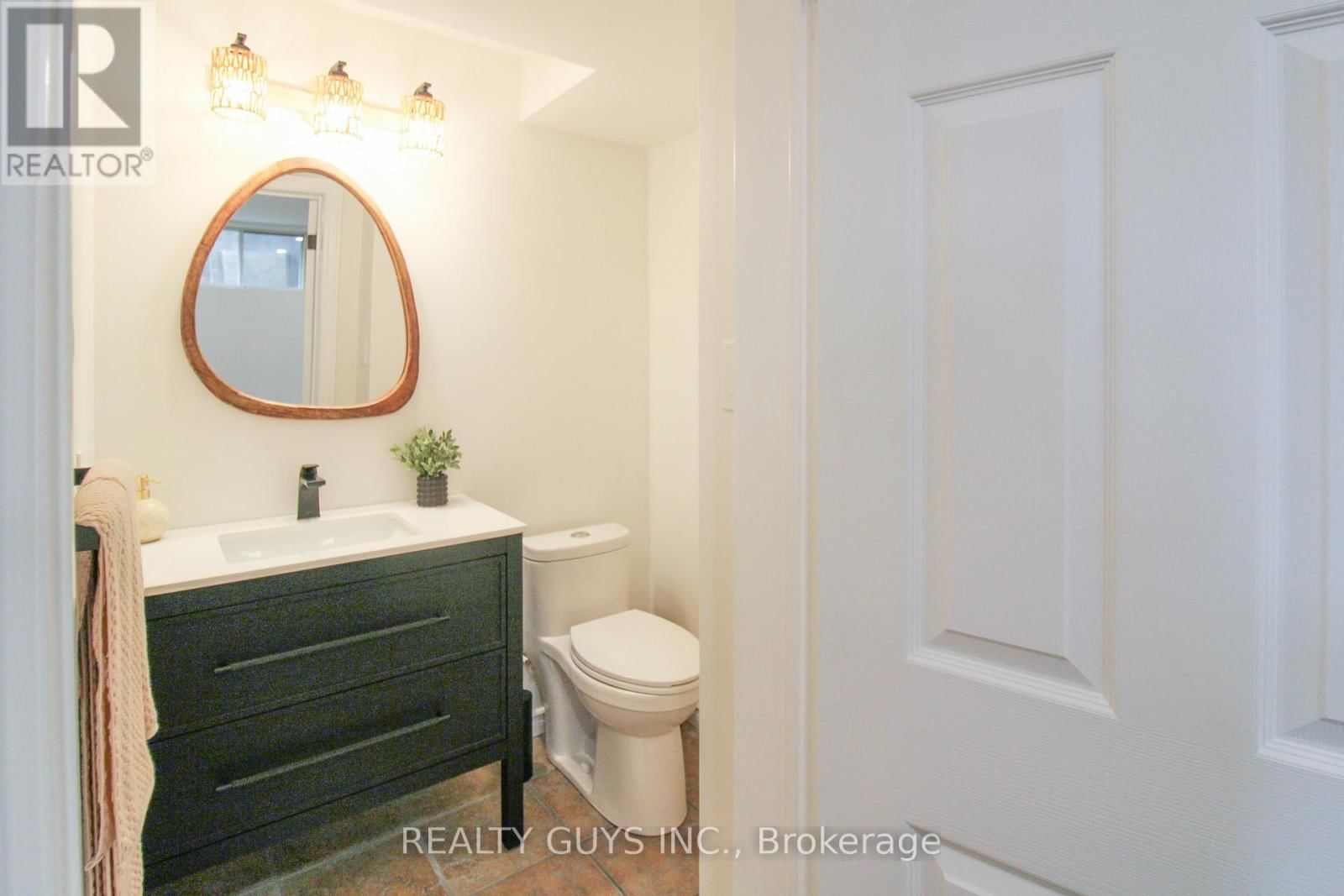 2515 FARMCREST AVENUE Image 48