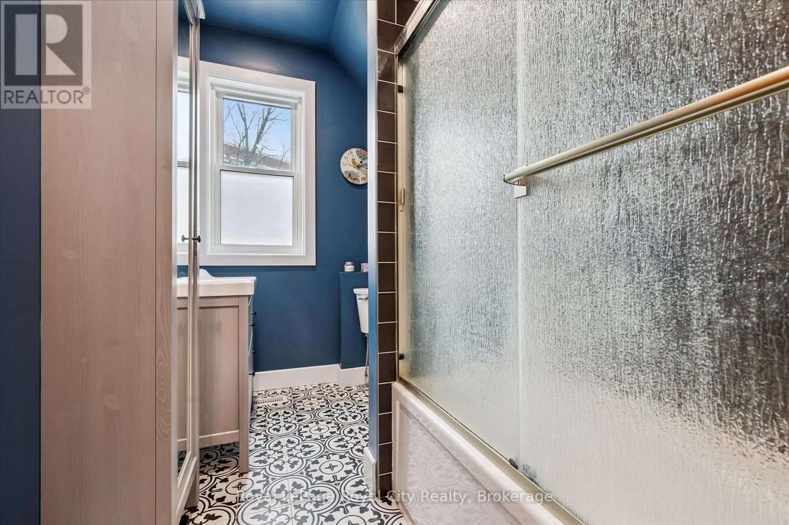 155 LANCASTER STREET EAST Image 26