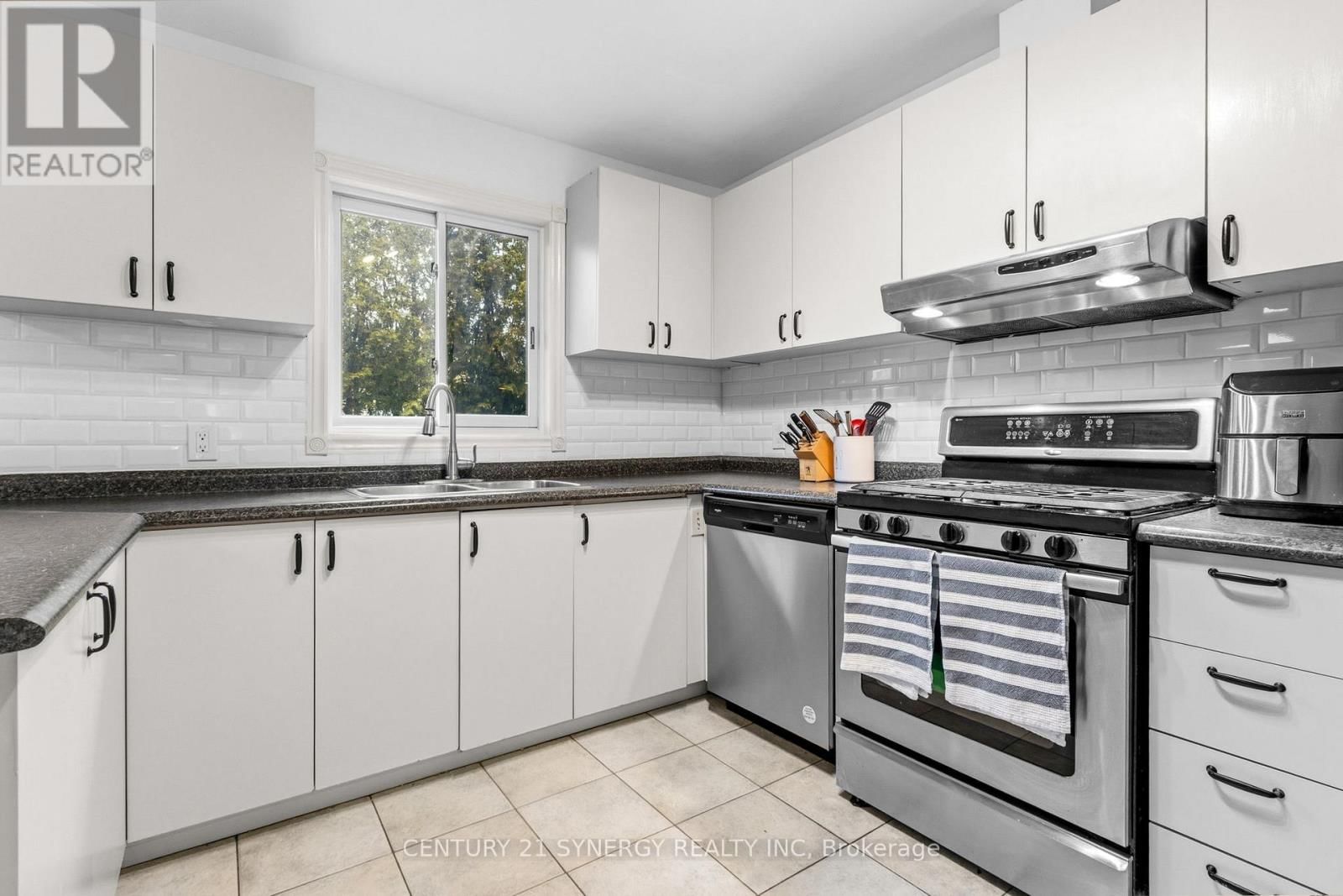 6 BERTON PLACE Image 21