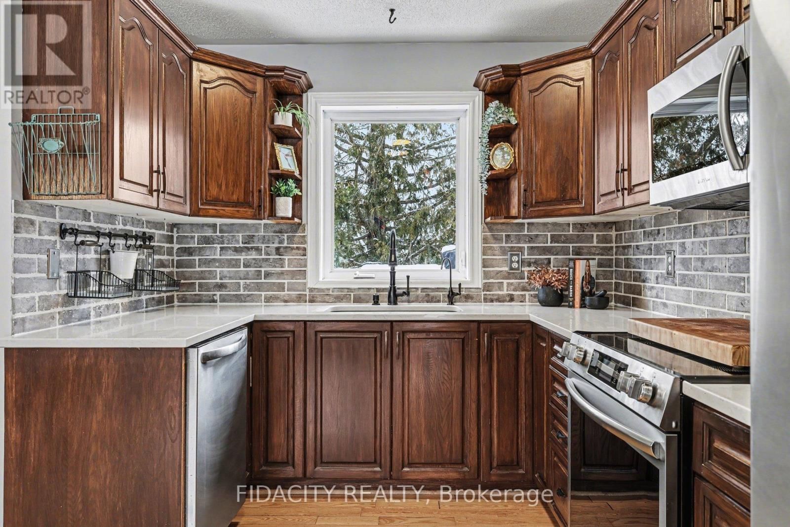 266 CLIFFORD CAMPBELL STREET Image 9