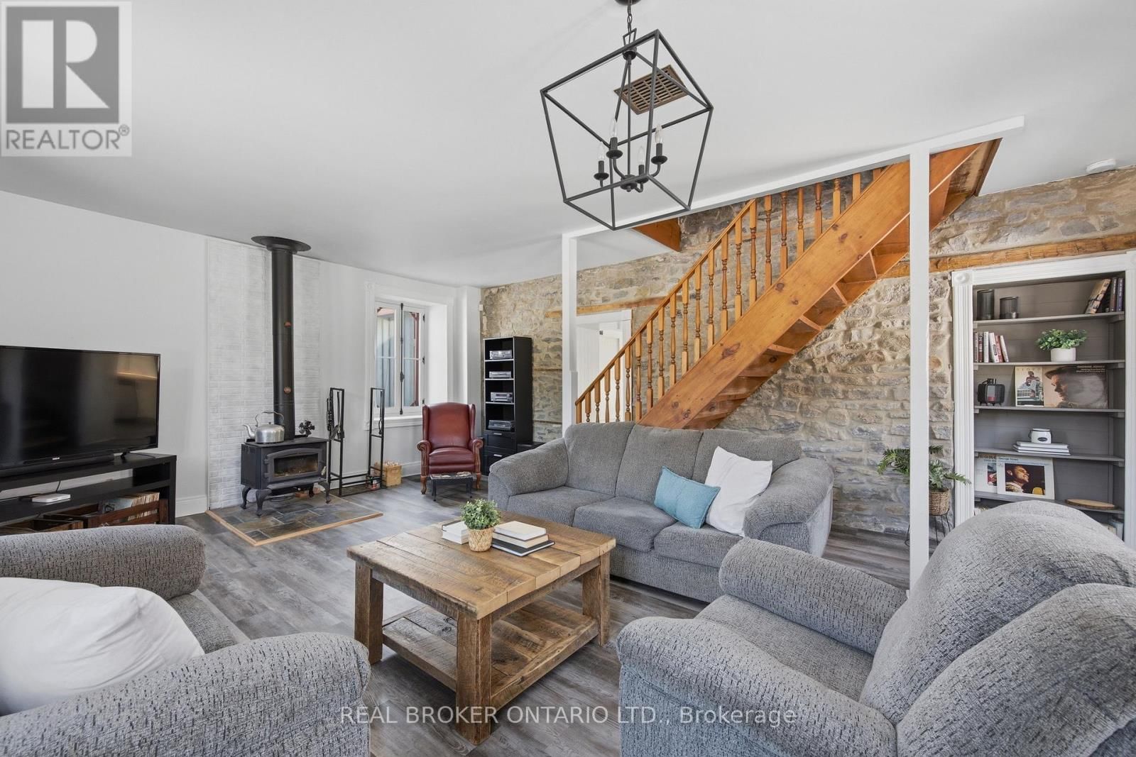 2090 BEACH ROAD Image 20