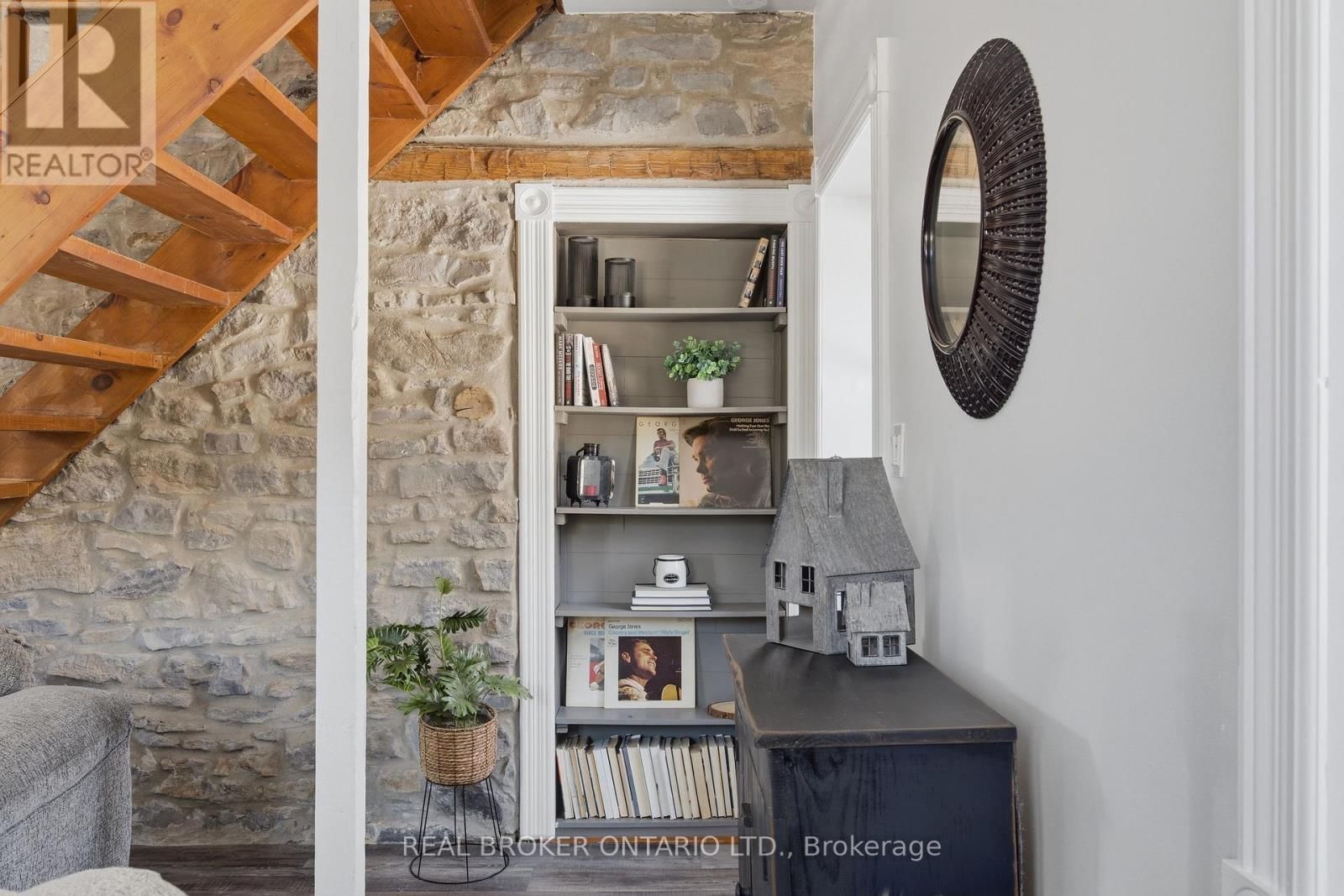 2090 BEACH ROAD Image 22